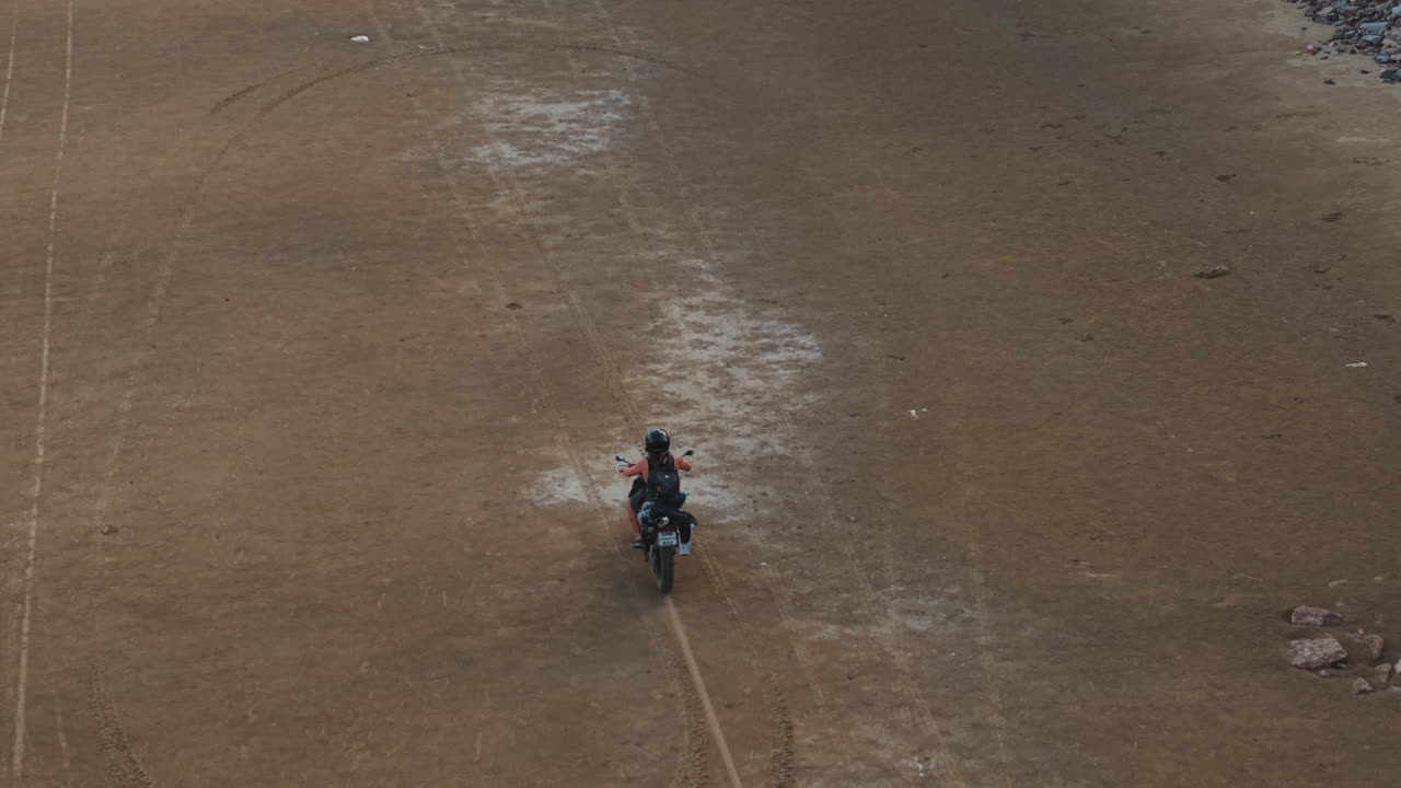 Motociclista su sterrato