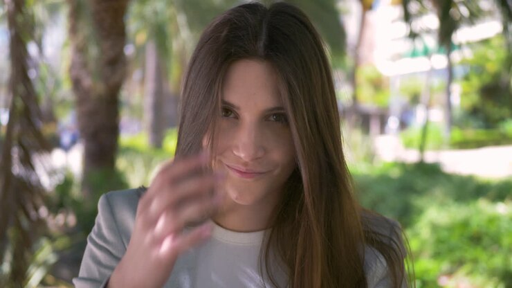 retrato de una hermosa joven sonriendo y mirando la cámara al aire libre 1