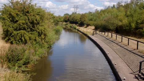 plano general desde aston lock mirando hacia abajo a trent y mersey canal