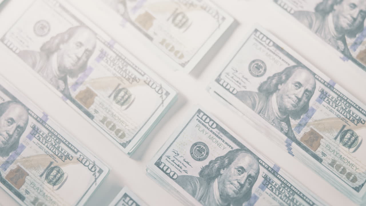 dólar, moneda y dinero con flash de la cámara