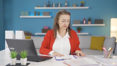 trabajadora de oficina en casa mujer segura de sí misma.