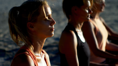 jugadoras de voleibol realizando yoga en la playa 4k