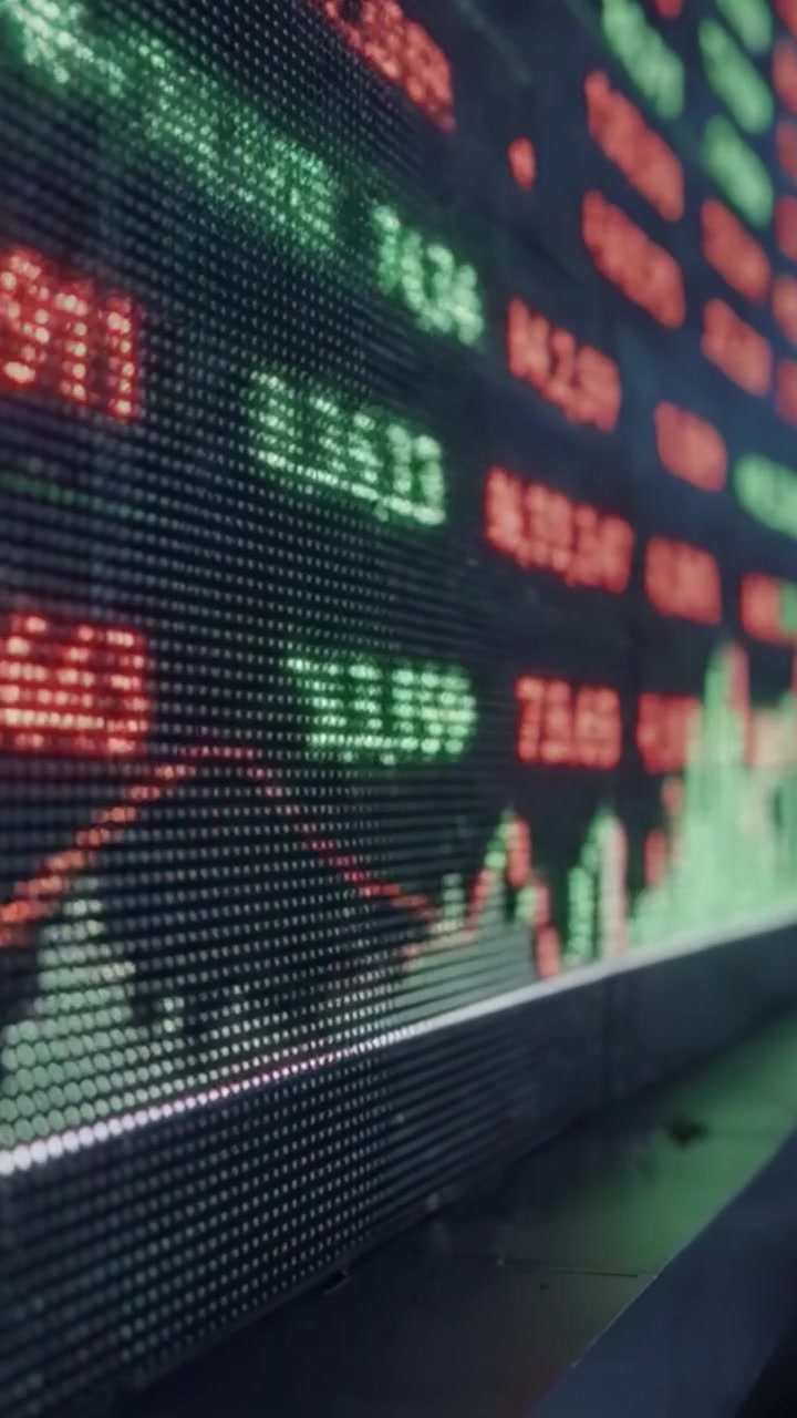 Display dinamico del mercato azionario che mostra dati finanziari in tempo reale con immagini vivaci delle fluttuazioni dei prezzi e delle tendenze di mercato, catturate in due fotogrammi chiave.
