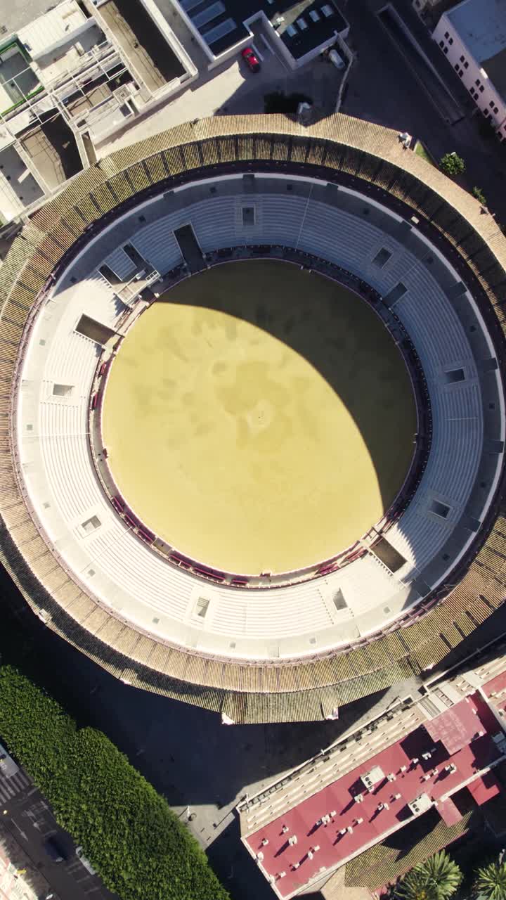 Vertikalt droneopptak ovenfra som roterer over tyrefekterarenaen La Malagueta, og avslører dens symmetri og urbane omgivelser