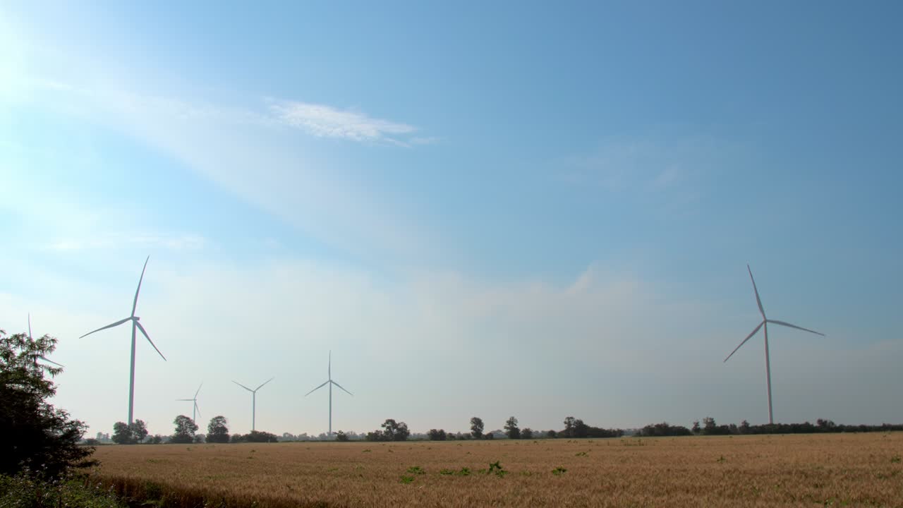 풍차는 밀에서 재생 가능한 전기 에너지를 공급합니다.