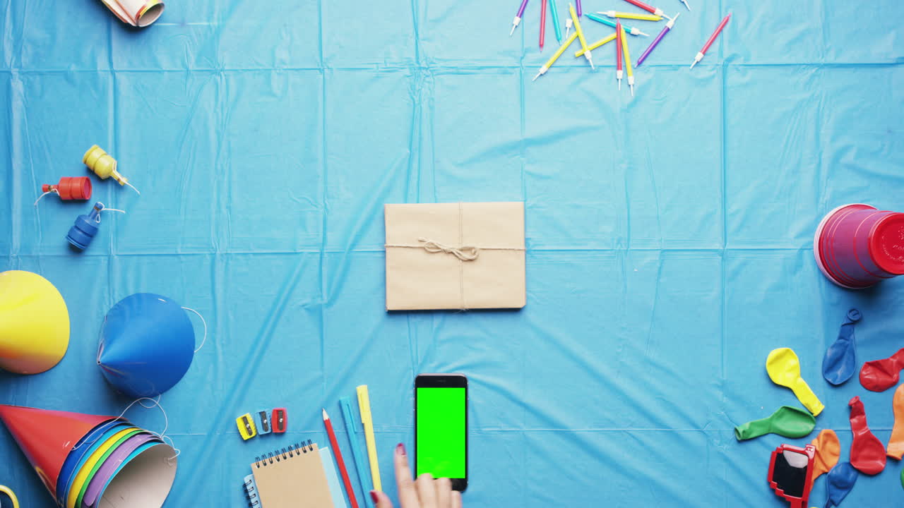 탑 뷰 여성 휴대 전화 디지털 터치 스크린을 사용하여 생일 파티를 계획 하 고 위에서 다채로운 손 - 빨간 서사시 드래곤