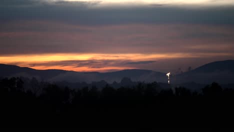 Breiter-Überblick-über-Feuerwerk,-Das-Hoch-In-Die-Luft-Geschossen-Wird-Und-In-Zeitlupe-Zu-Wunderschönen-Lichtspielen-Explodiert