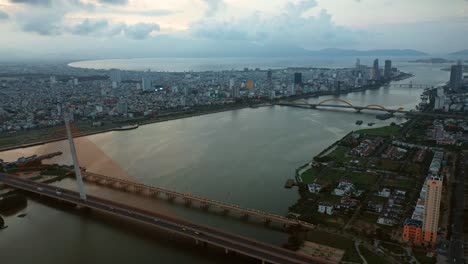 puente sobre el río en da nang