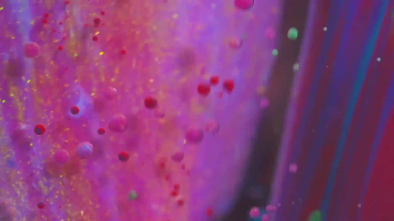 los colores de la pintura al óleo se fusionan, forman una amalgama fluida, resultando en una composición abstracta y artística que encarna la esencia de la experimentación y la expresión creativa.