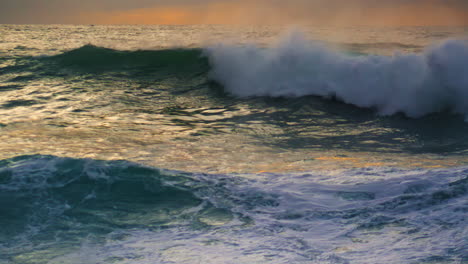 Olas-De-La-Mañana-Hinchando-La-Costa-Antes-De-La-Tormenta.-Poderosas-Olas-Blancas-Rompiendo