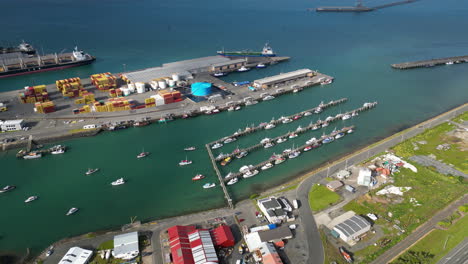 puerto industrial en la región de bluff, nueva zelanda, vista aérea de la órbita de drones