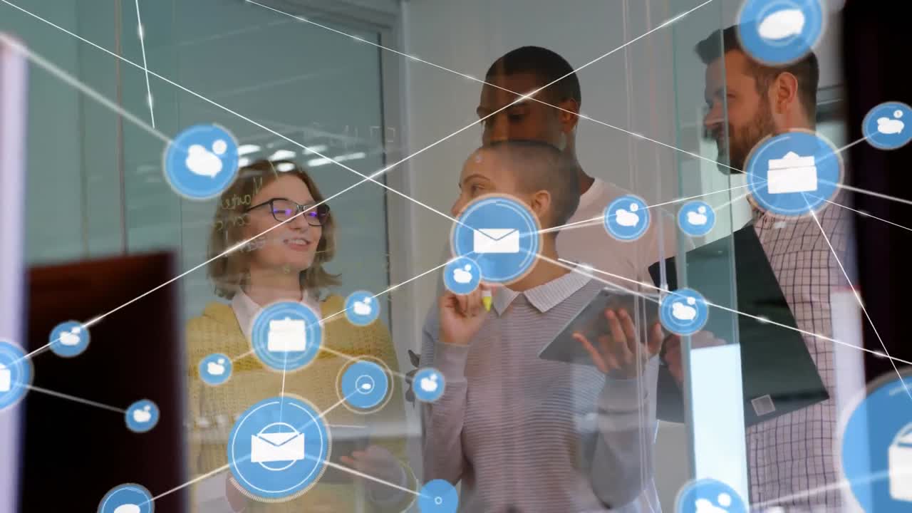 red de iconos digitales contra diversos colegas de oficina discutiendo sobre tablero de vidrio en la oficina