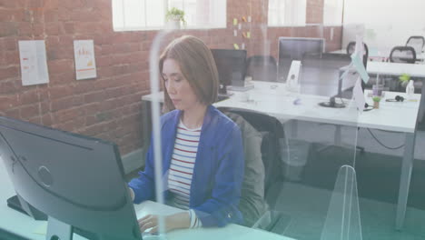 animación de una mujer de negocios asiática usando una computadora en la oficina