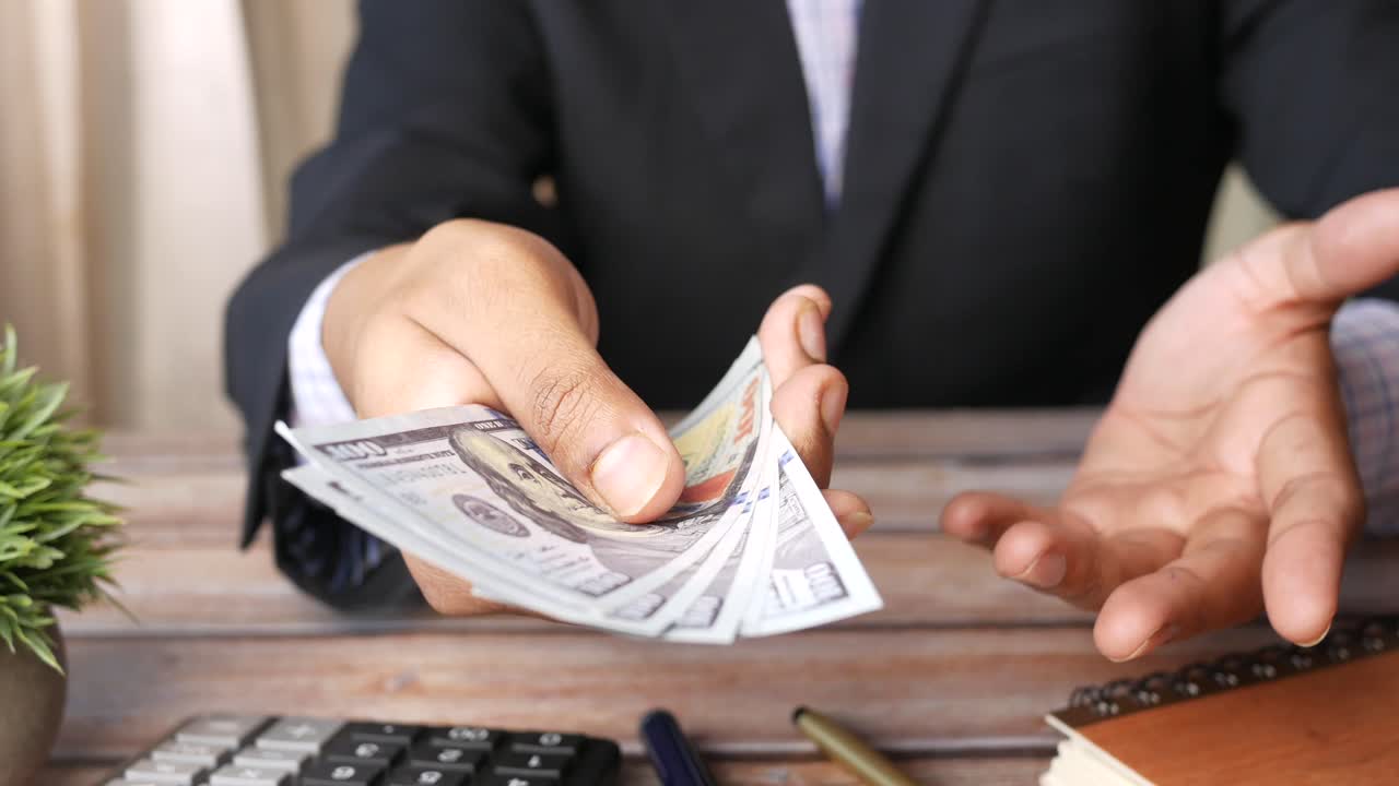 돈을 주는 남자