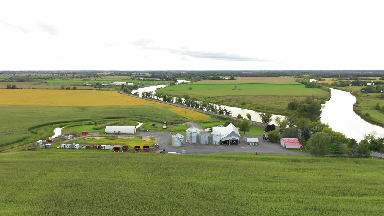 2개의 강 공중에 농장
