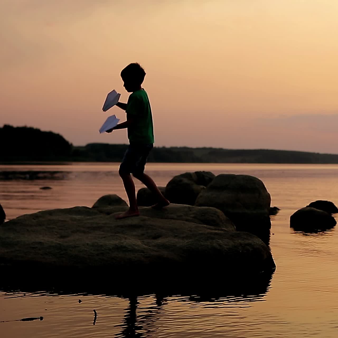 Anak Laki-laki Bermain Di Pantai Berbatu