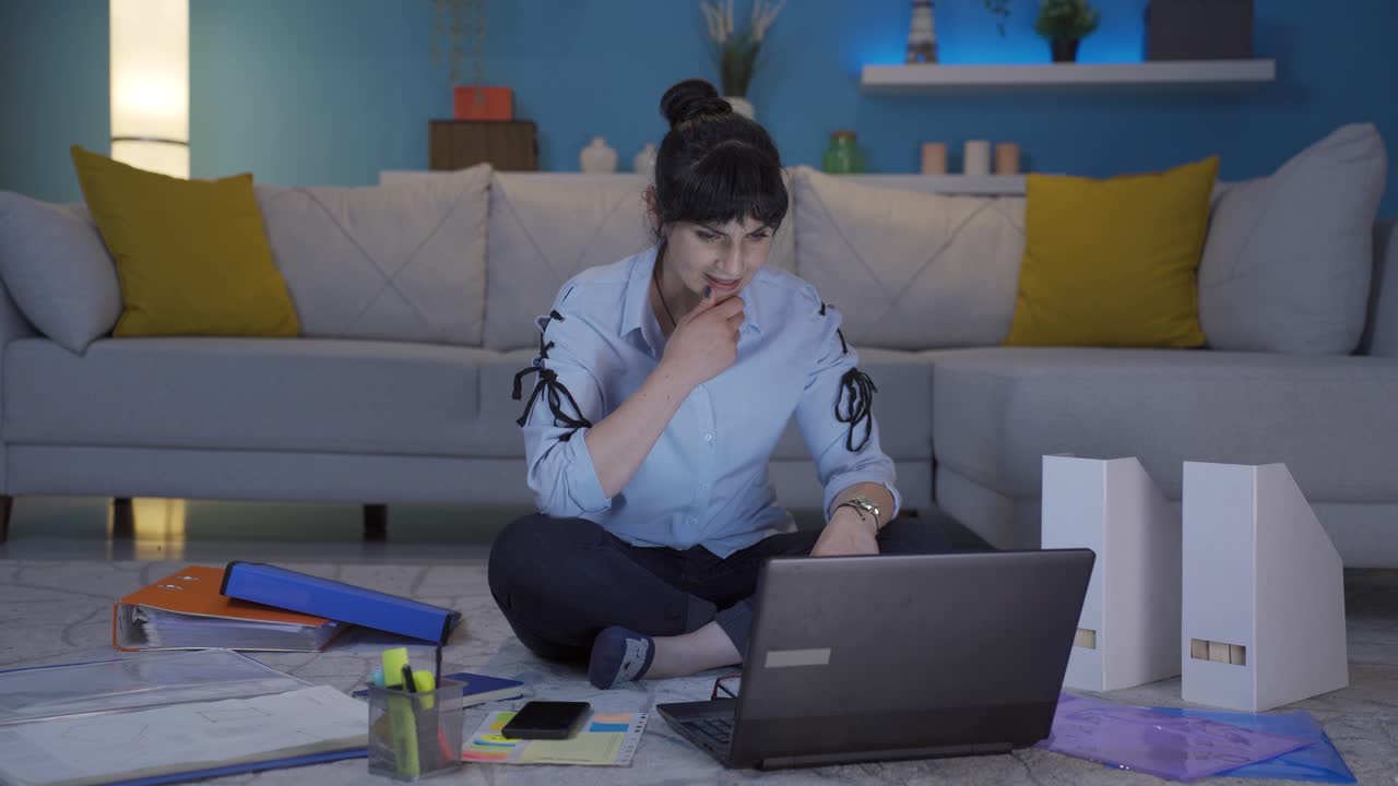 trabajadora de oficina en casa, mujer trabajando en una computadora portátil estresada.