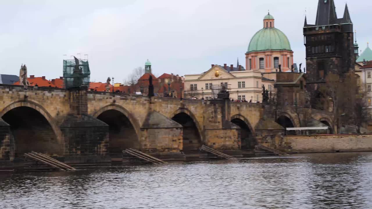 el famoso puente carlos sobre el río vltava en praga, república checa