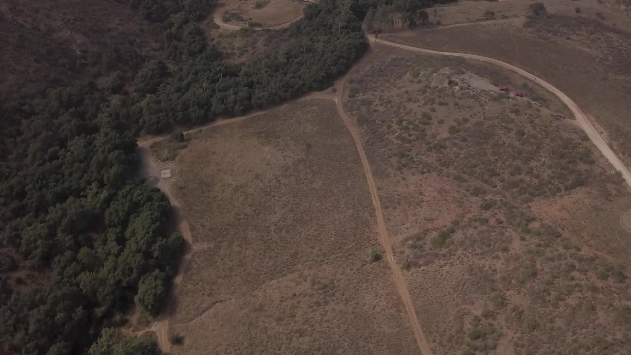 vista de un avión no tripulado volando en círculos que muestra una montaña con dos carreteras al lado del bosque en méxico