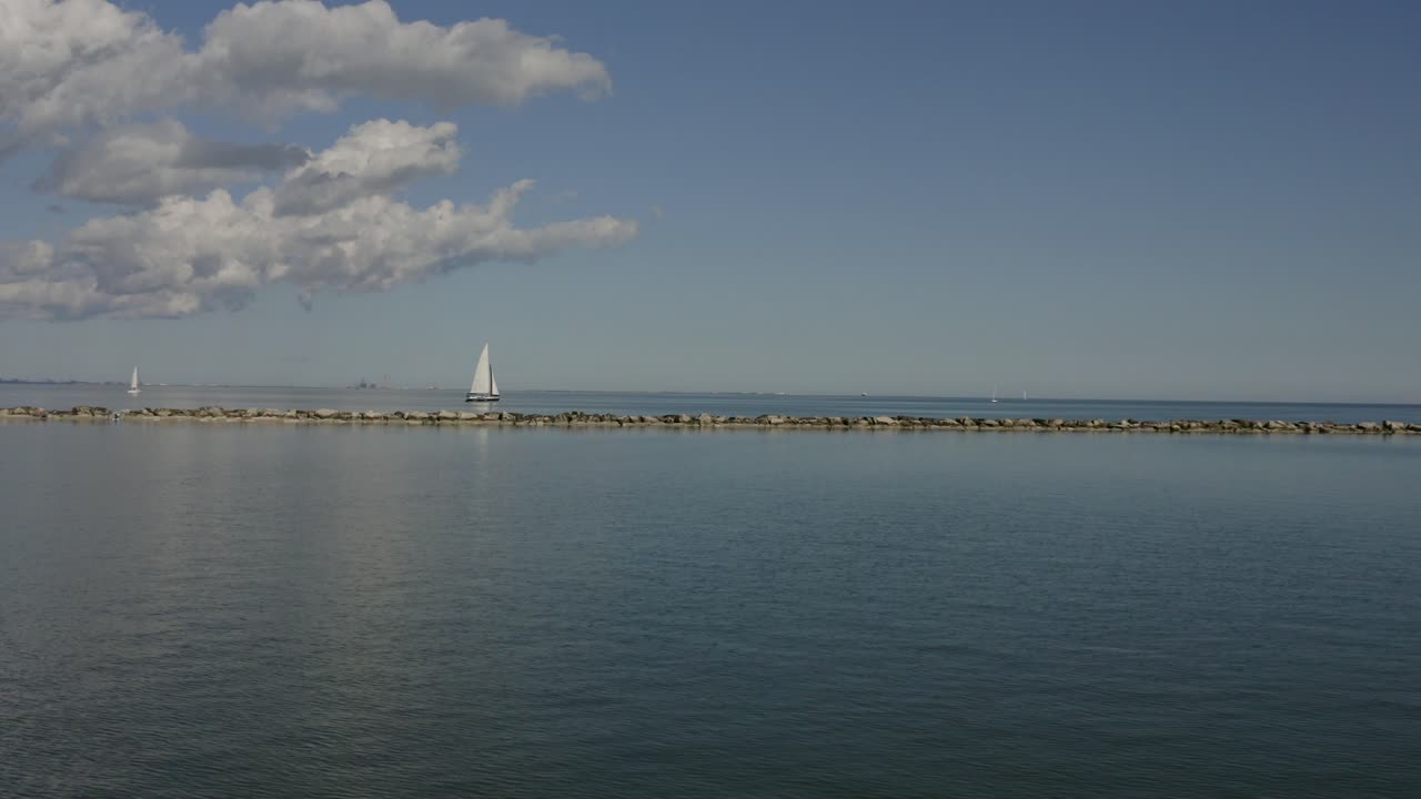bahía suave un día en corpus christi y un velero estaba flotando..
