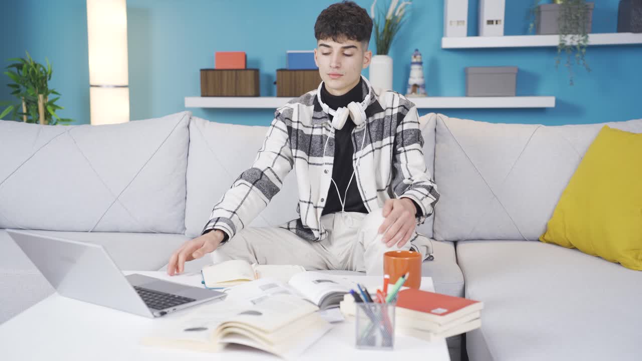 우울증에 걸린 십대는 수업에 적응하는 데 어려움을 겪습니다.