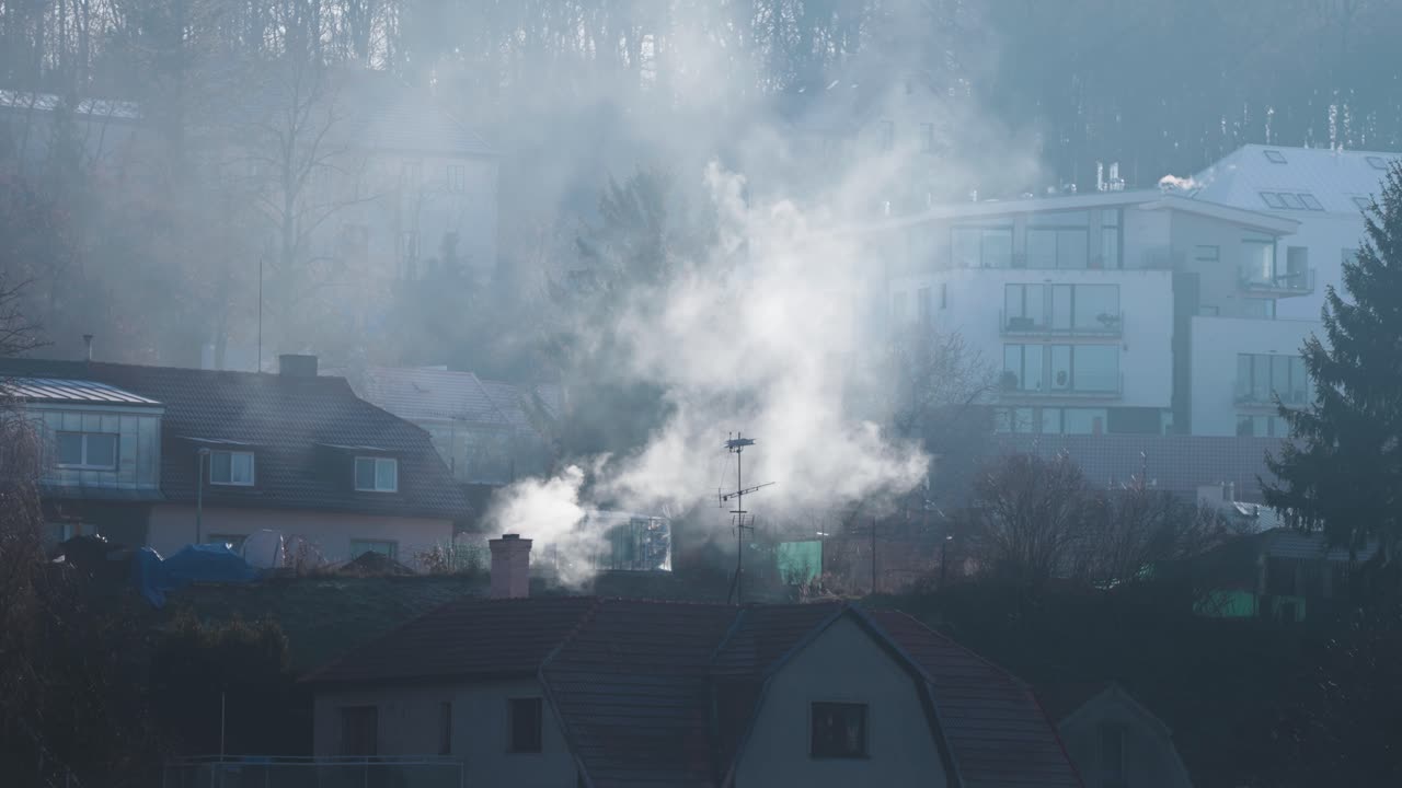 오래된 집 굴뚝에서 짙은 연기가 피어오른다