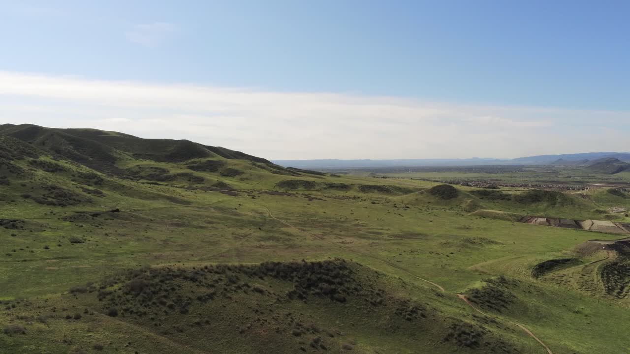una panorámica de drones sobre el parque hayden, lakewood, colorado
