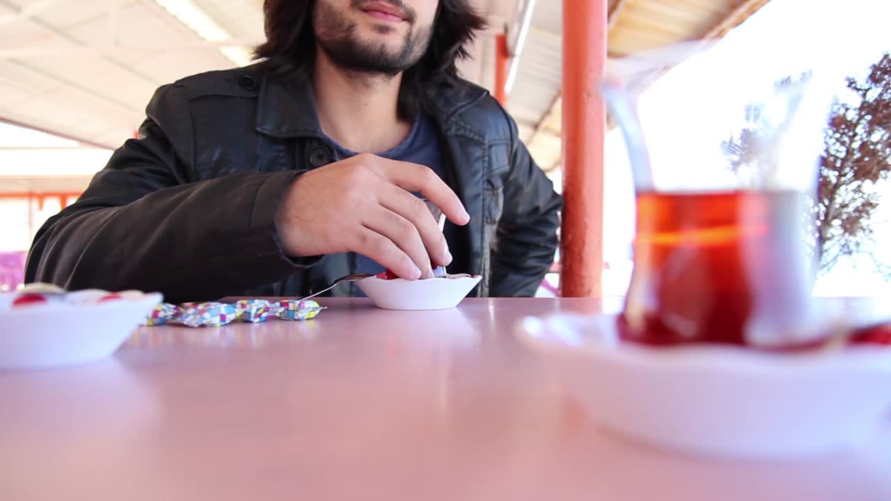 카페 이스탄불 1 에서 터키 차 를 마시고 있다