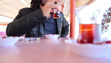 Bebiendo-Té-Turco-En-El-Café-Istanbul-1