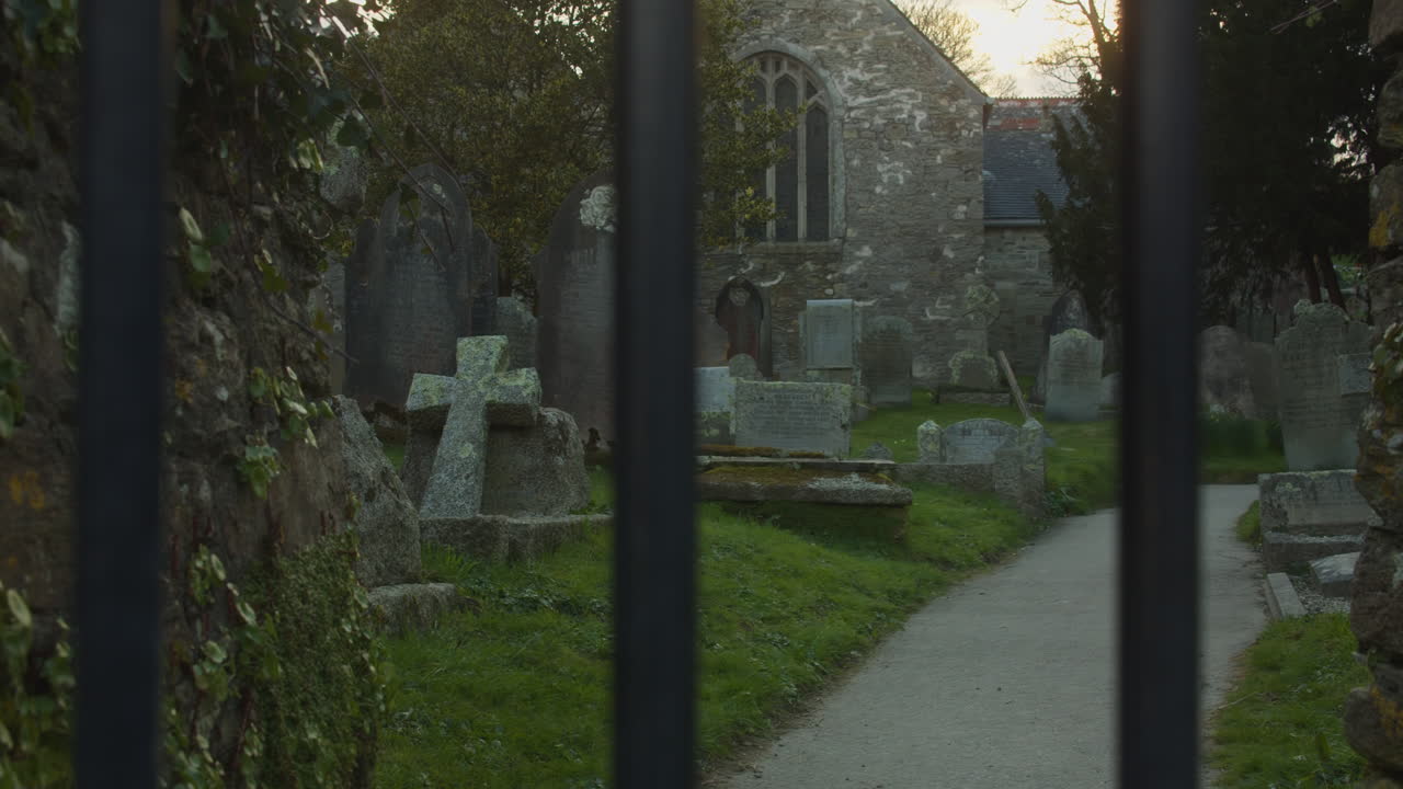 cementerio con lápidas antiguas, tiro deslizante tras las rejas, mylor churchtown