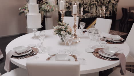 chic wedding table with tiered cake