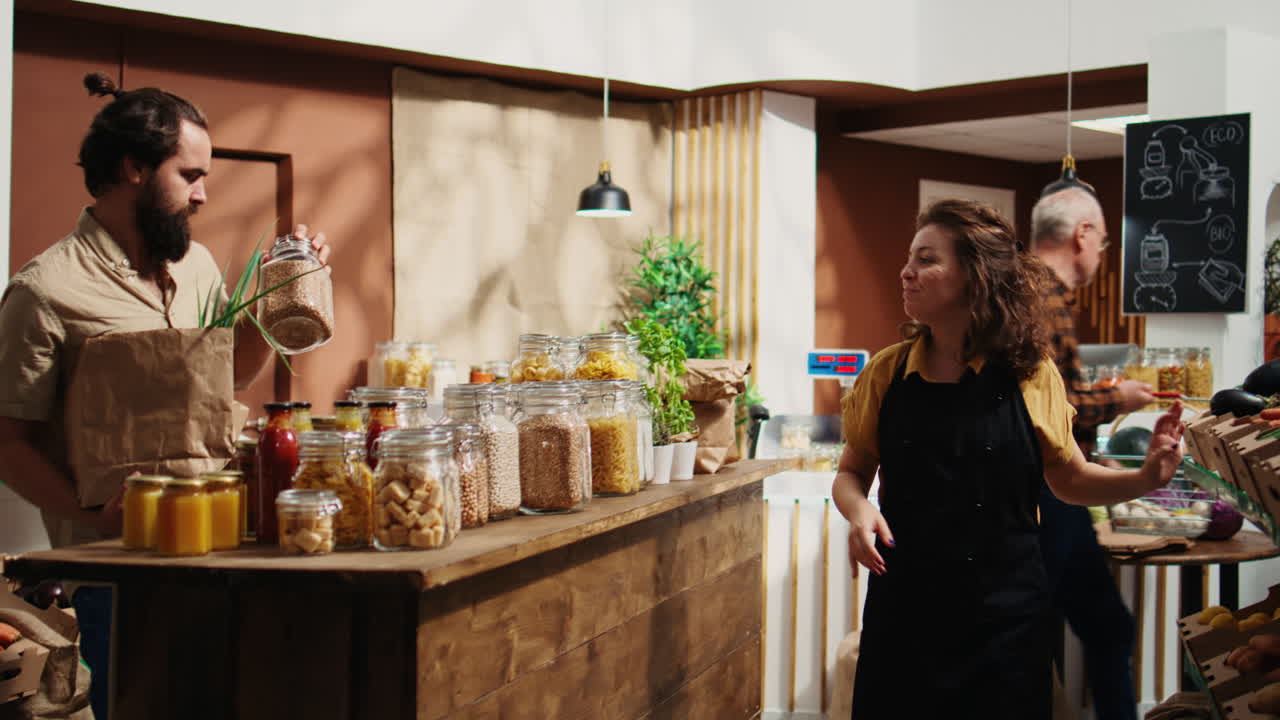 человек в магазине биопродуктов, которому помог продавец