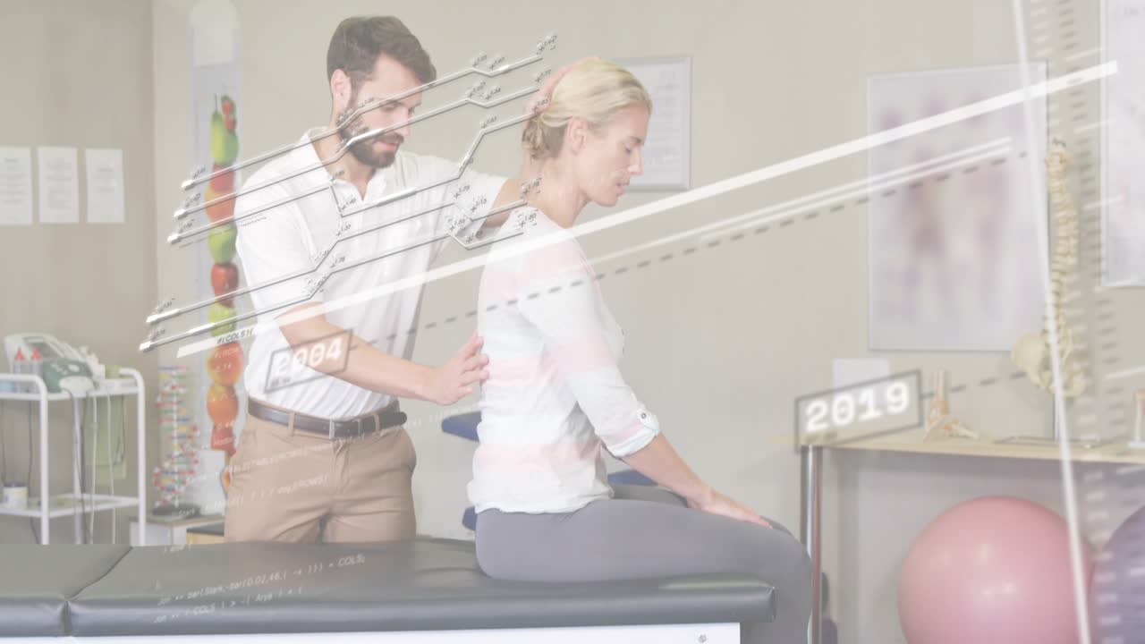 Terapeuta guiando cliente em ajuste da coluna enquanto dados sobrepostos mostram anos deslizando para avaliação de postura.