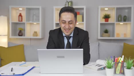 Hombre-Trabajador-De-Oficina-En-Casa-Feliz-Y-Sonriente.