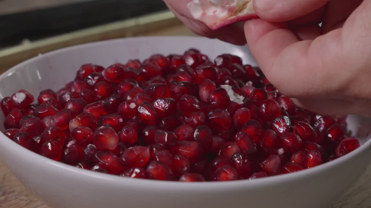 한 남자 의 손가락 이 백색 세라 ⁇  그 ⁇  에 대나무 를  ⁇ 는 중간 클로즈업