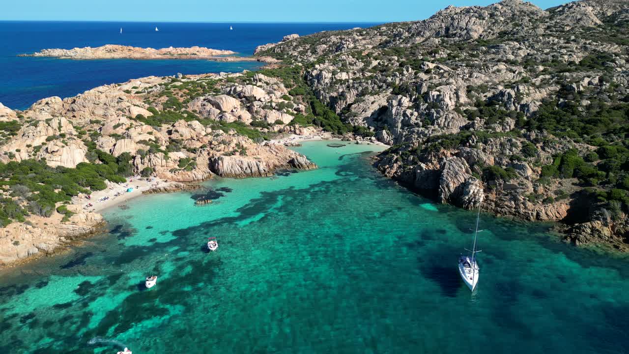 Voilier de luxe dans une crique en Sardaigne