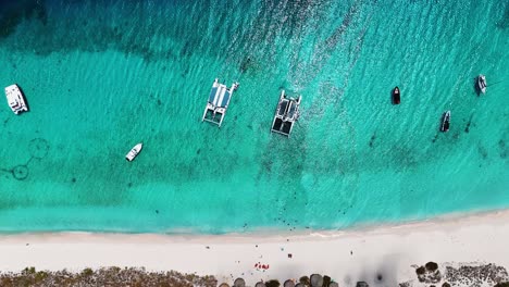 el dron está volando hacia arriba mirando desde arriba hacia abajo a los barcos y barcos ancla en little curacao en curacao imágenes aéreas 4k