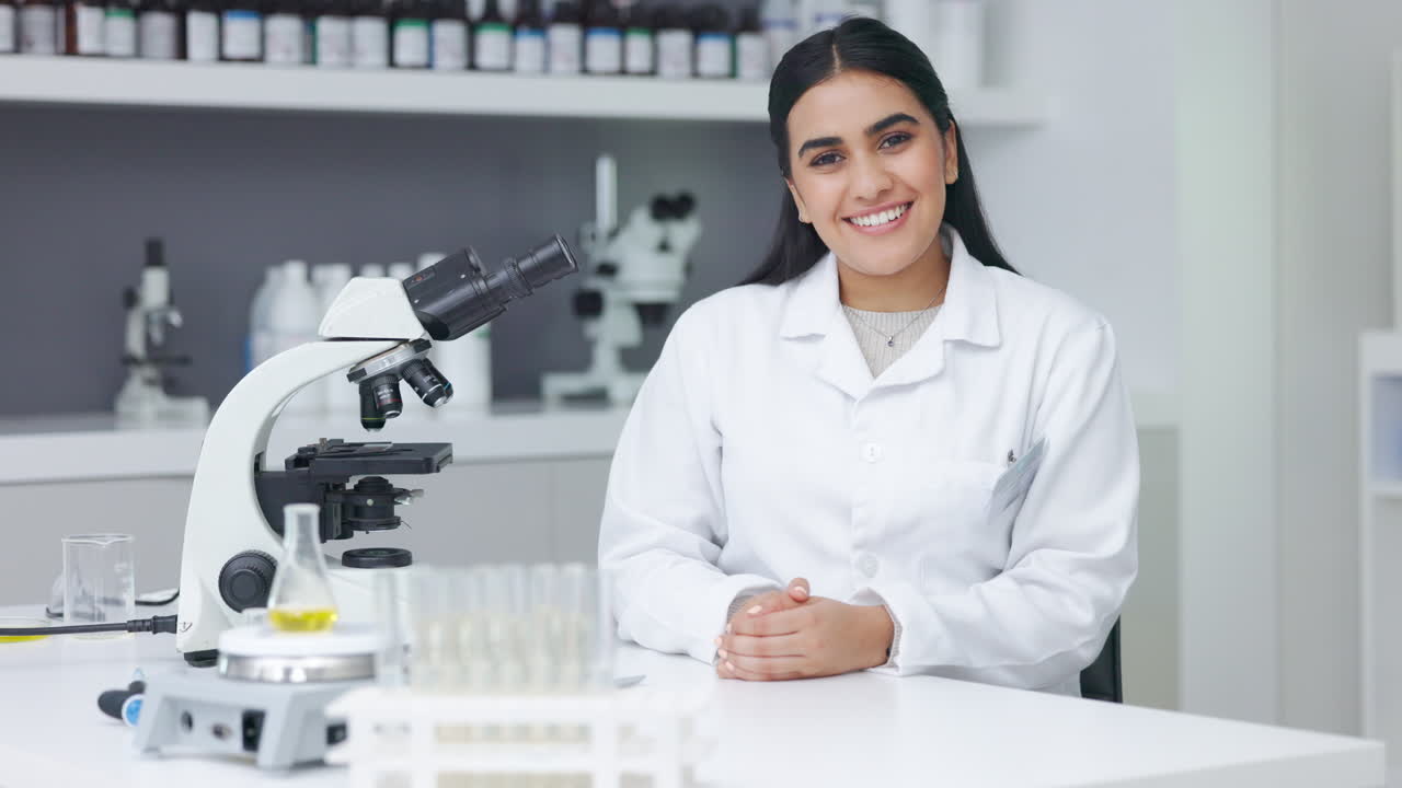 Giovane biologa che analizza campioni microscopici