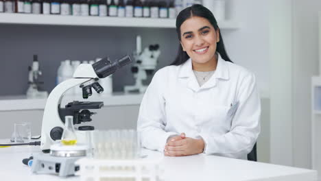un joven biólogo analizando muestras microscópicas
