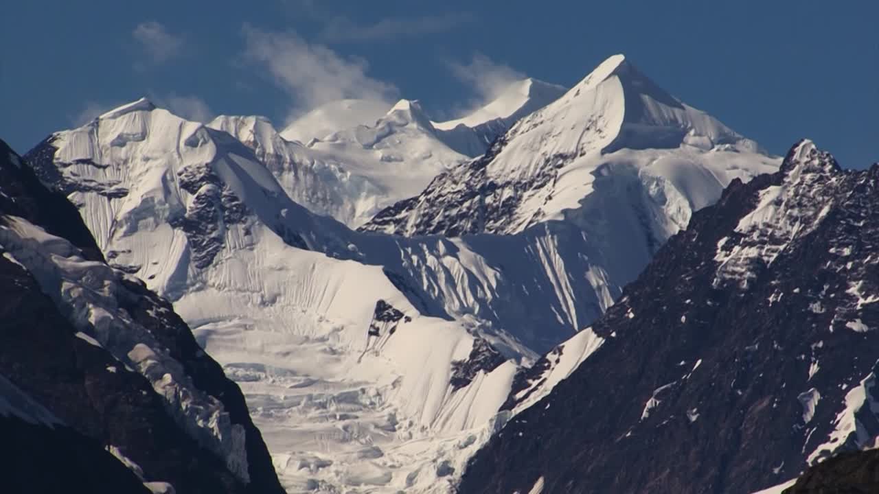 picos nevados de las montañas de alaska en el verano