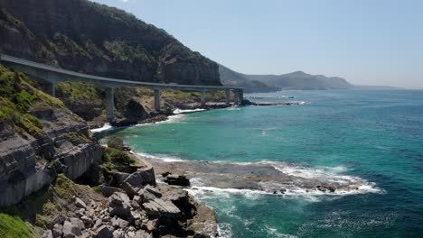 Rocky-Shoreline-On-Summer-With-The-View-Of-Sea-Cliff-Bridge-In-New-South-Wales,-Australia