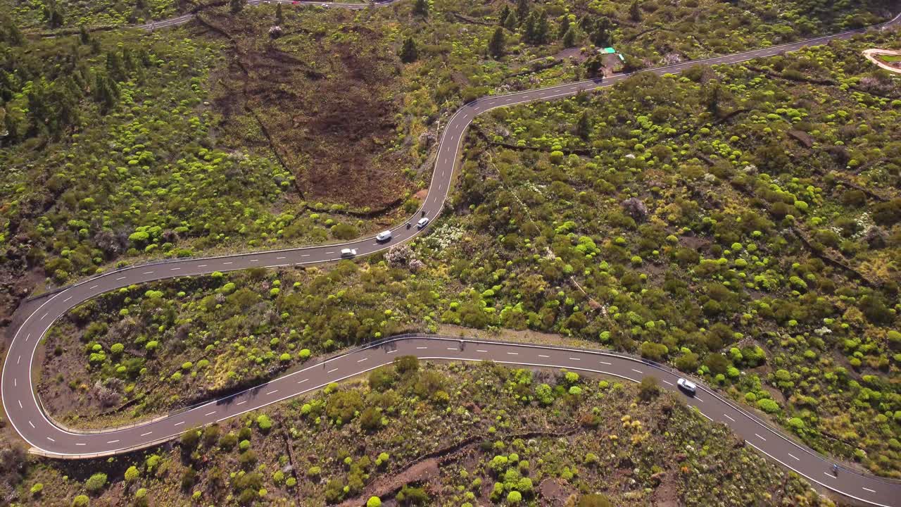 테네리페 섬 산의 구불구불한 도로, 공중 드론 보기