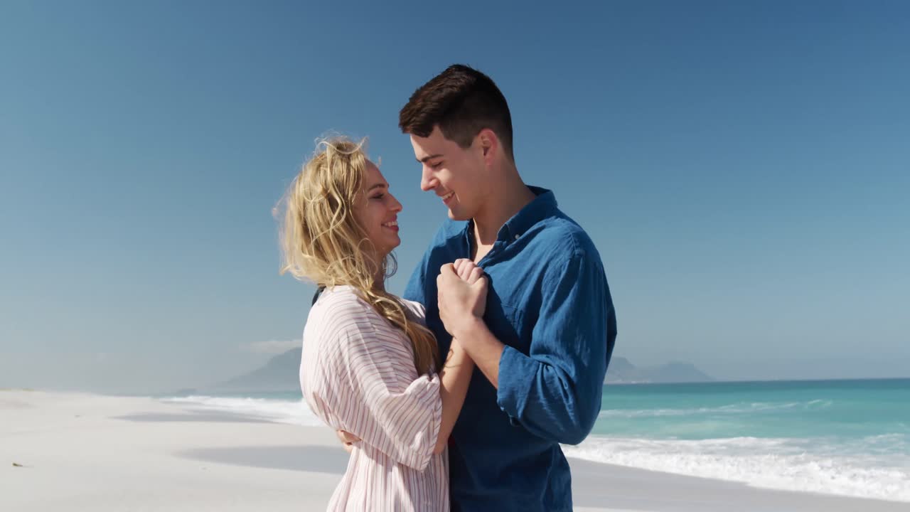 사랑 에 빠진 부부 가 함께 해변 에서 자유로운 시간 을 즐기고 있다