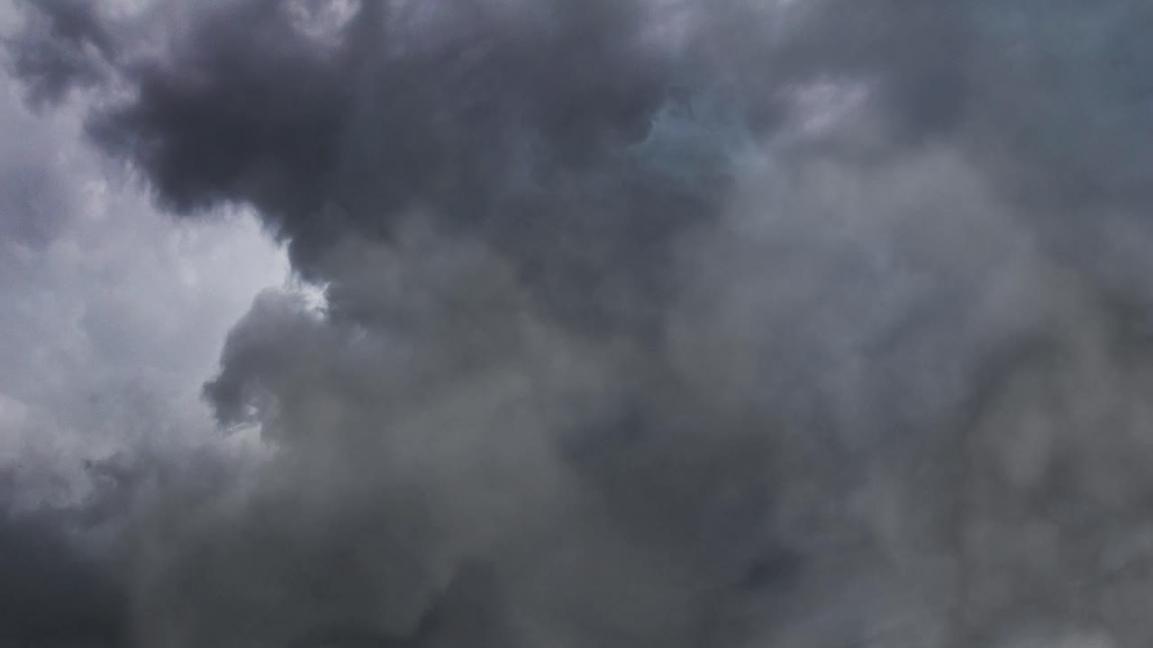 폭풍, 어두운 구름은 심한 폭풍의 뒤에