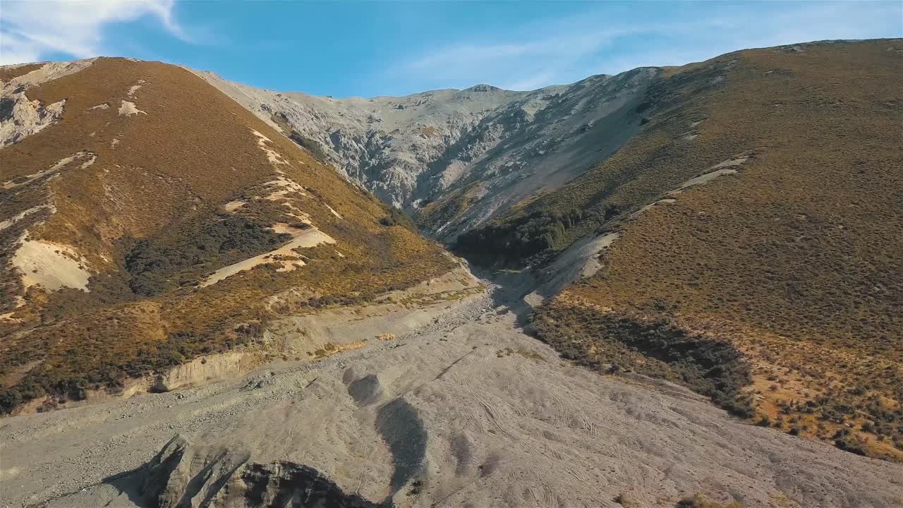 vista aérea de drones del río edwards en nueva zelanda, montañas en el fondo