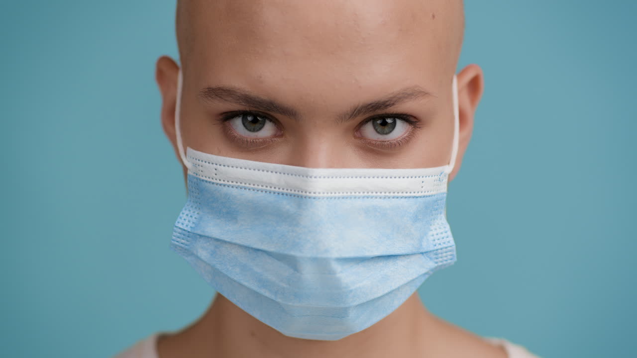 mujer con una máscara facial