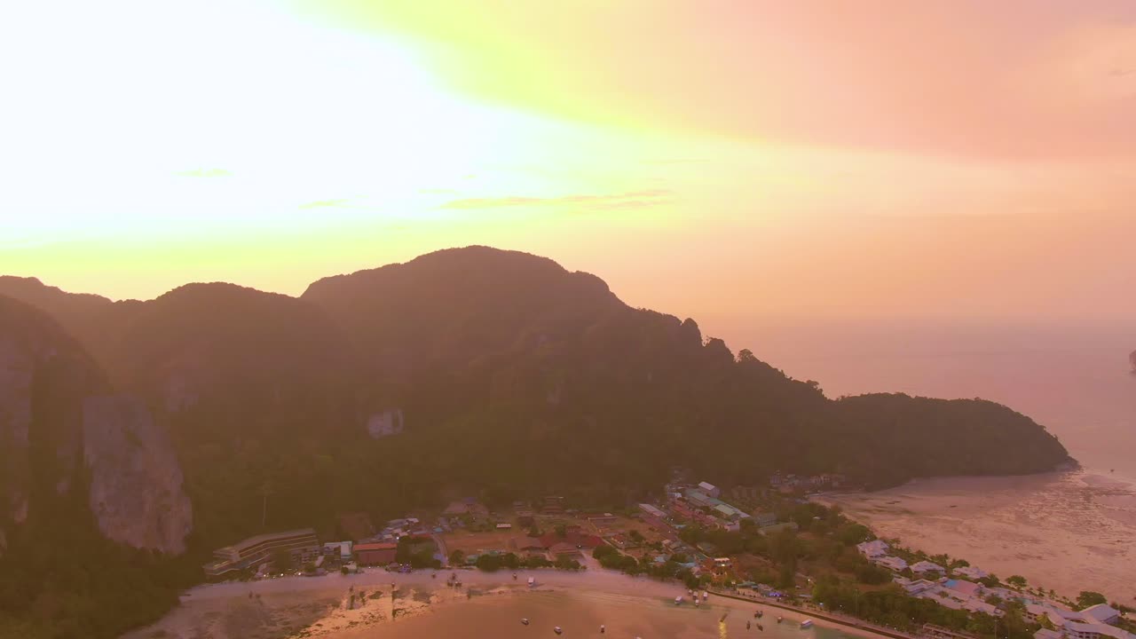 열대 섬 마을 위 의 해 가 지는 것