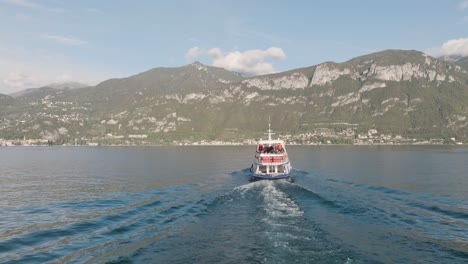 4K-Aerial---Following-the-ferry-from-Bellagio-to-Varenna,-Lake-Como,-Italy