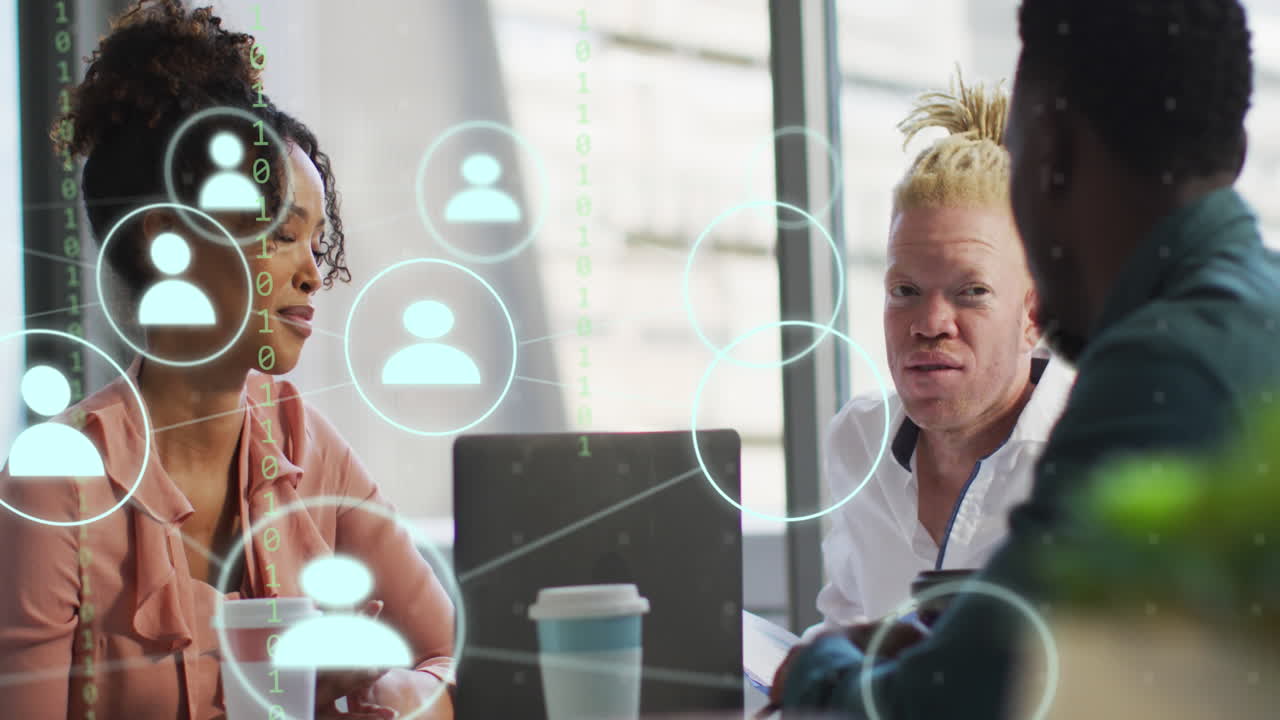 animación de iconos y procesamiento de datos sobre diversas personas de negocios en la oficina