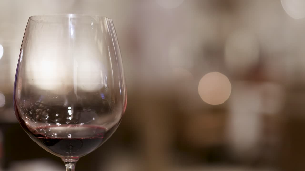 차분하고 우아한 분위기를 조성하는 부드럽게 흐릿한 배경에 빈 와인 글래스를 보여주는 일련의 프레임